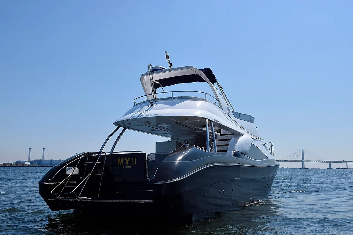 Weiße Yacht in einem Yachthafen in der Bucht von Tokio
