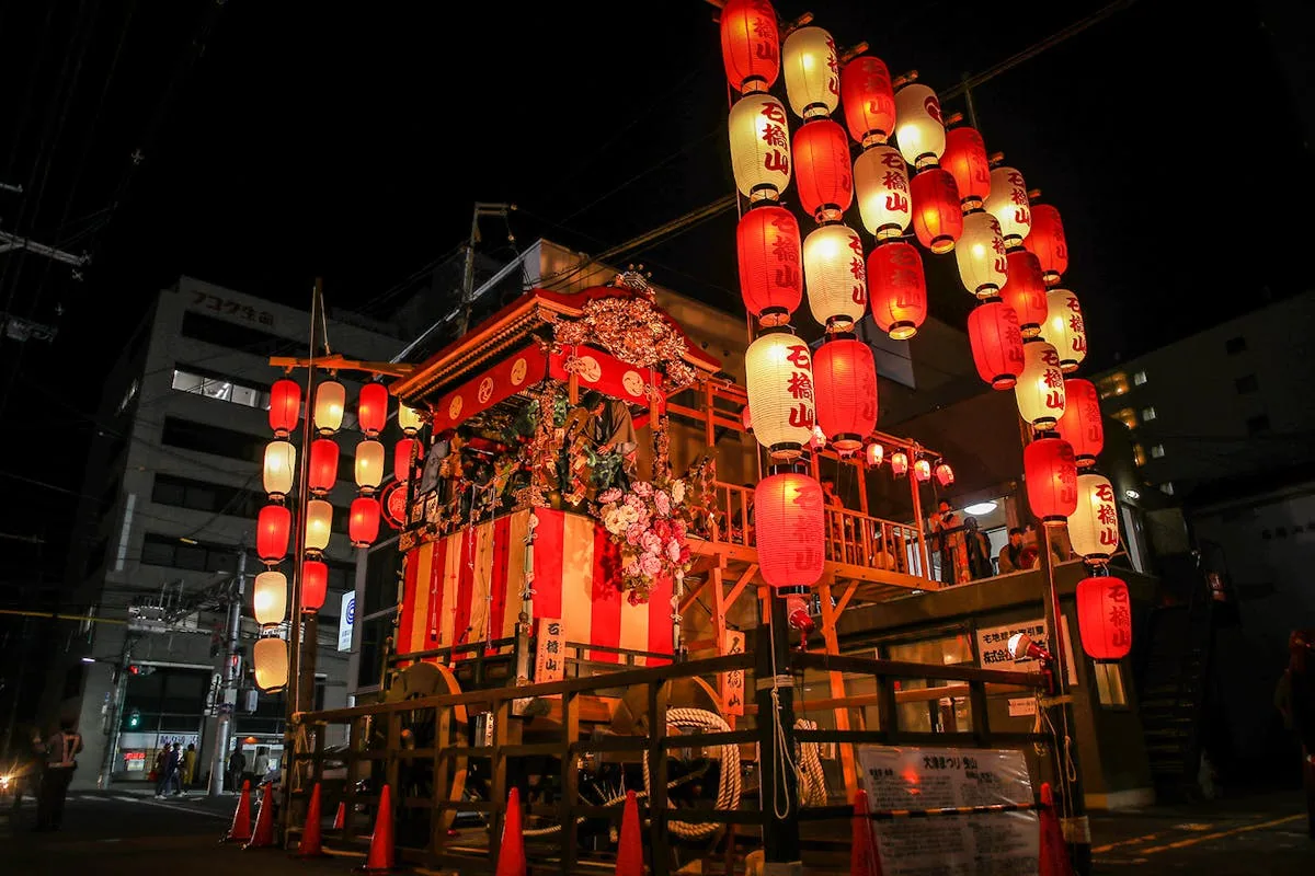 Festwagen des Ōtsu Matsuri in den Strassen von Ōtsu