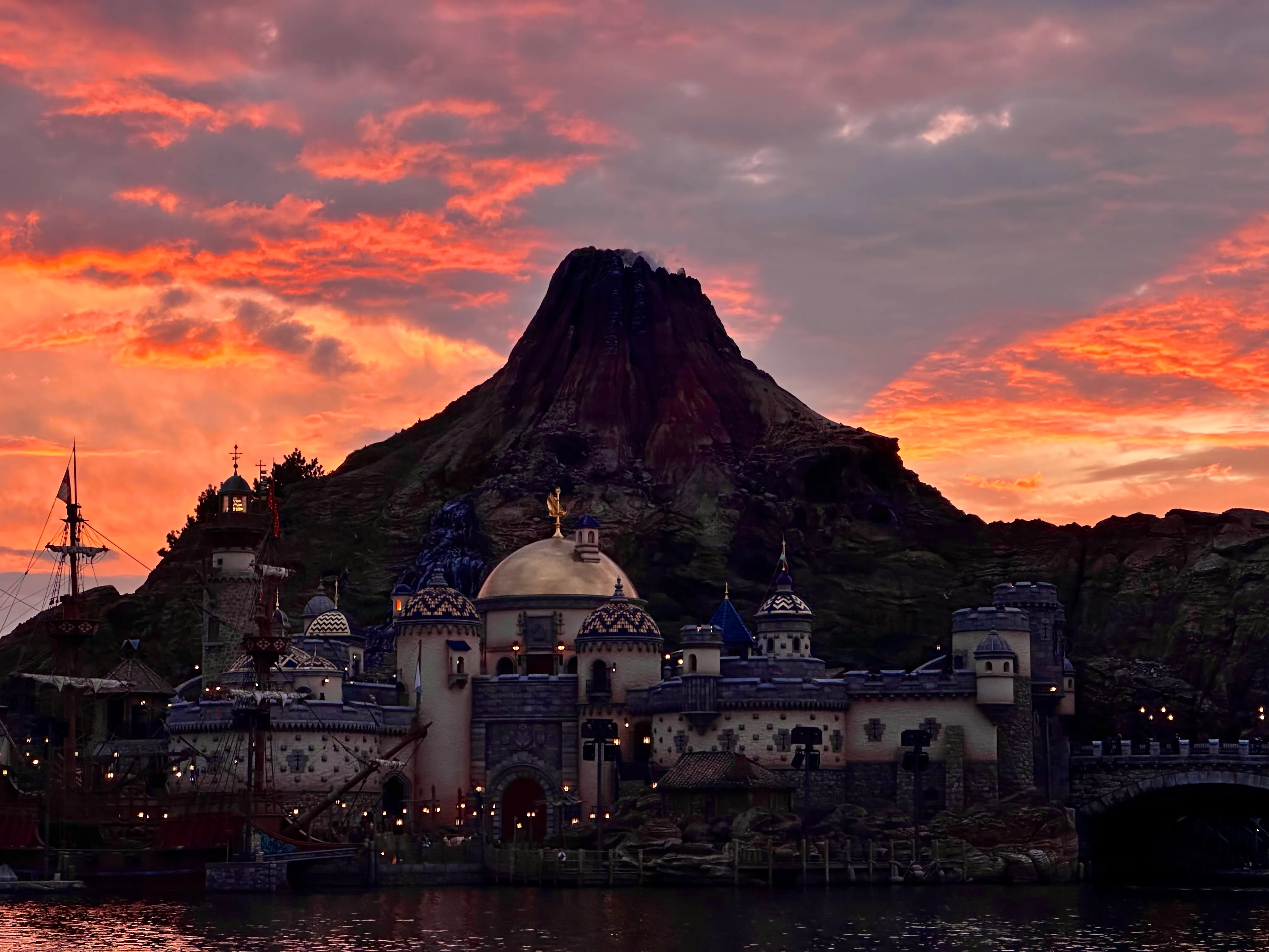 Tokyo DisneySea und Mount Prometheus