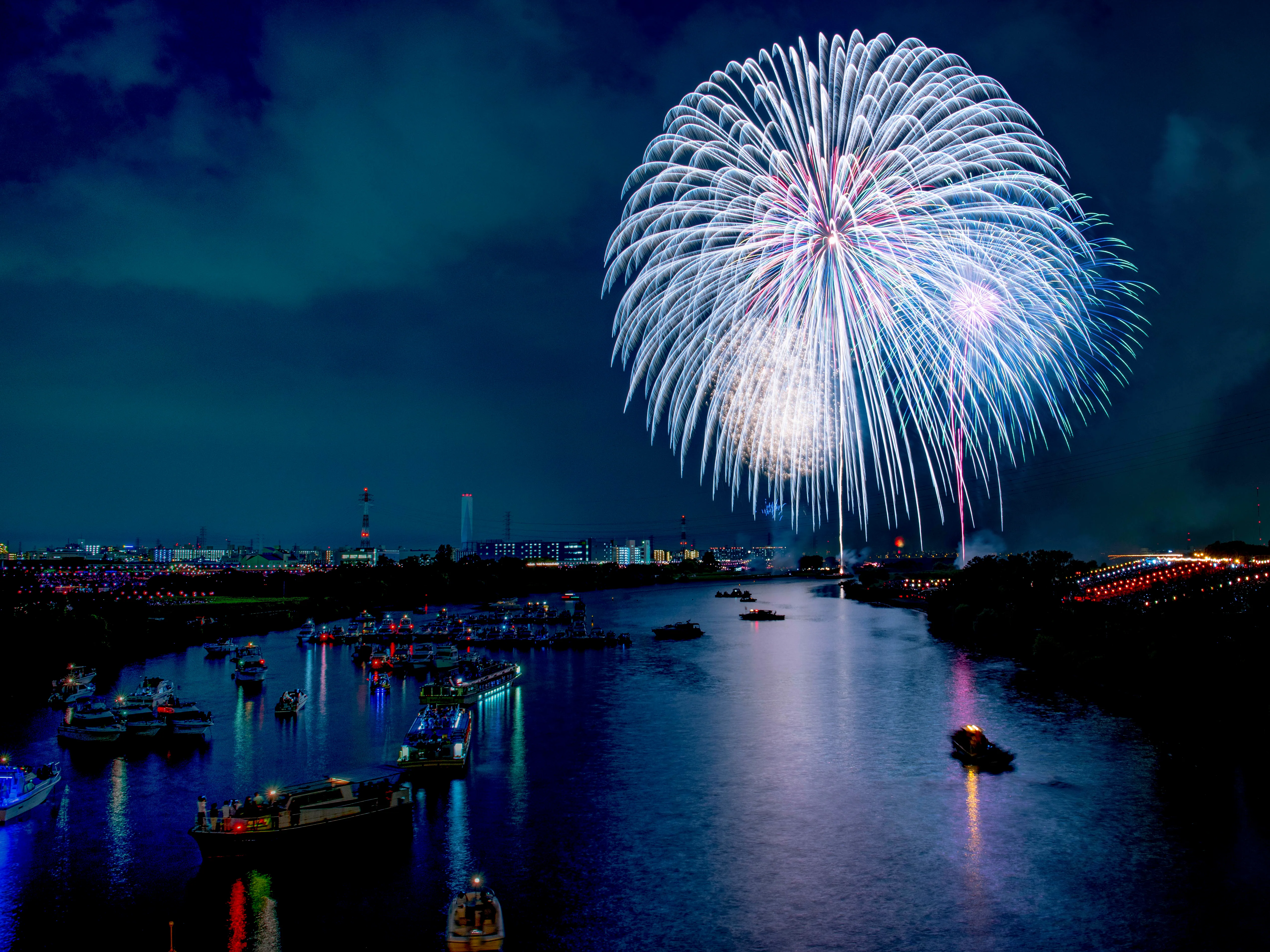 Grosses Feuerwerk über dem Arakawa beim Itabashi-Fest