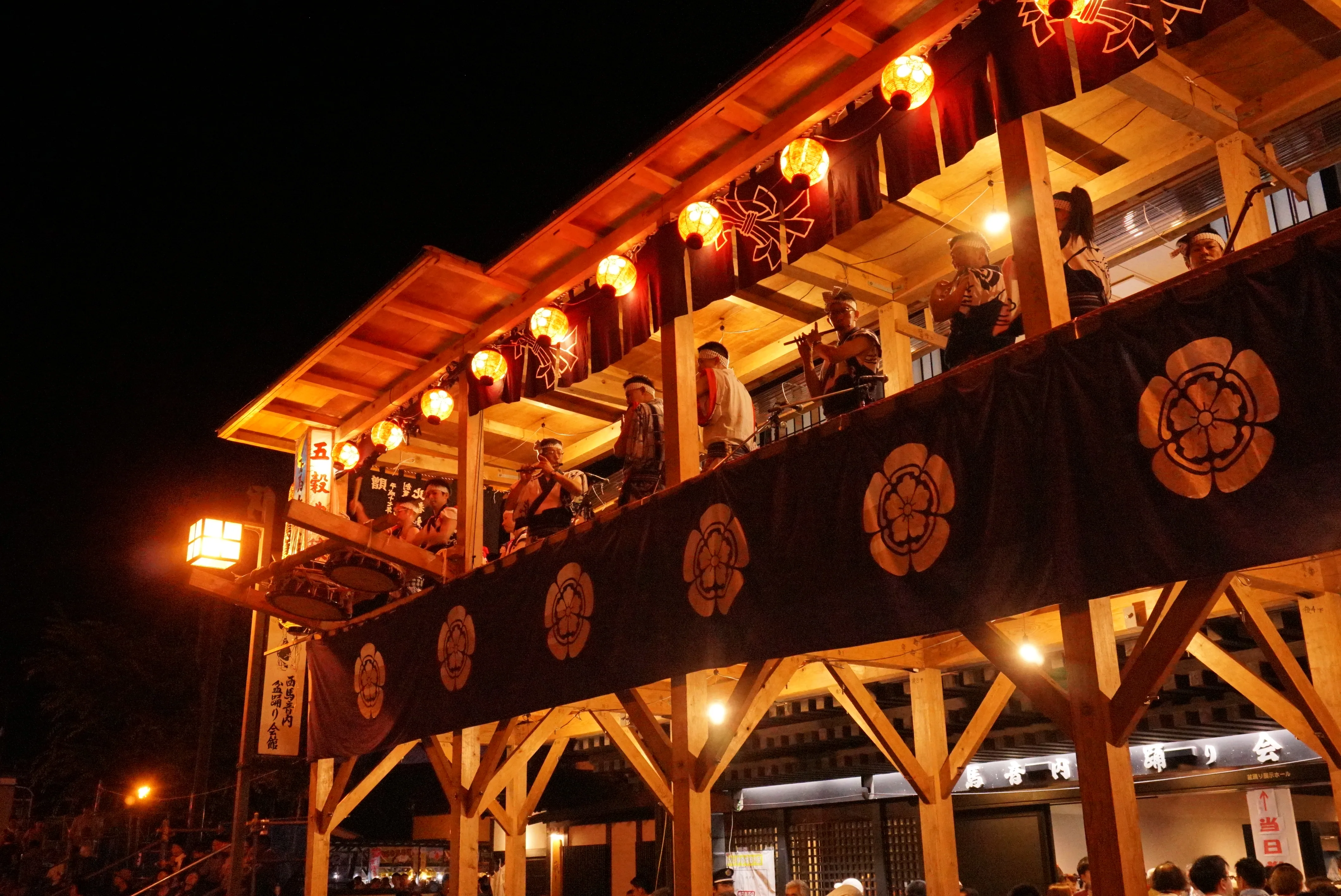 Trommelspieler bei der Nishimonai Bon Odori Einführung am Nachmittag