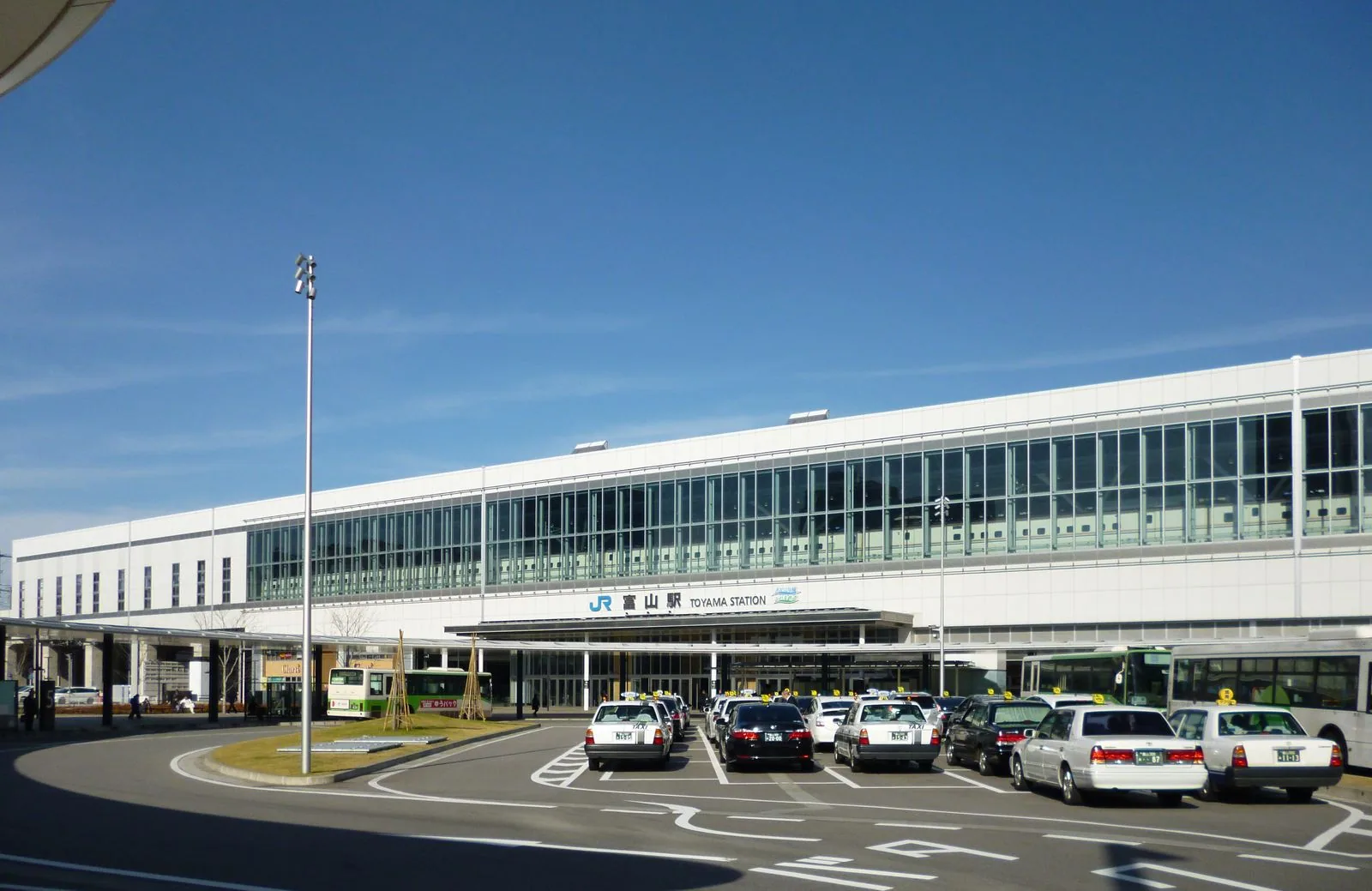 Verkehr und Navigation am Bahnhof Toyama vor einer Bergroute