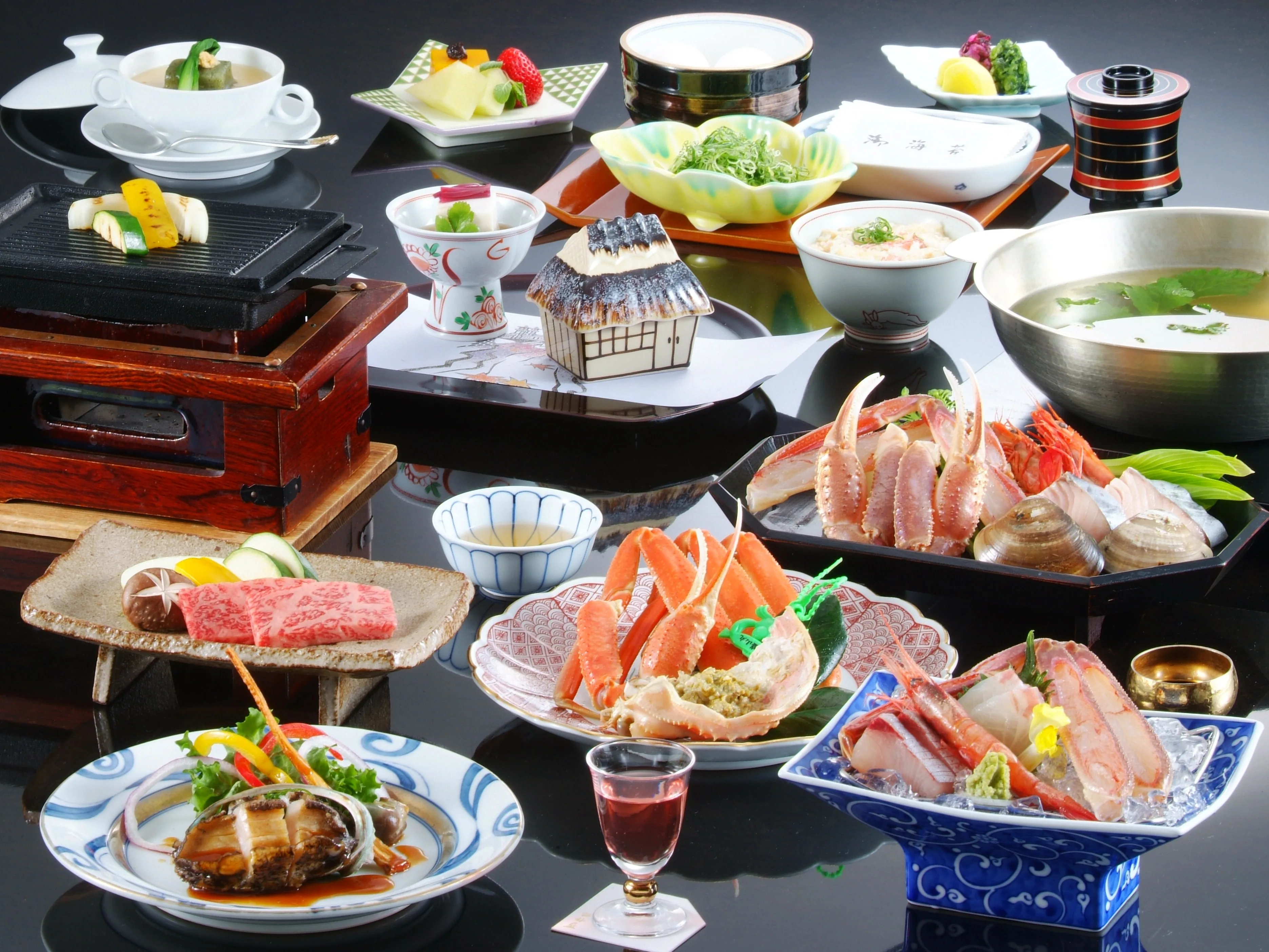 Saisonales Tajima-Rind und Krabben-Kaiseki in Kinosaki