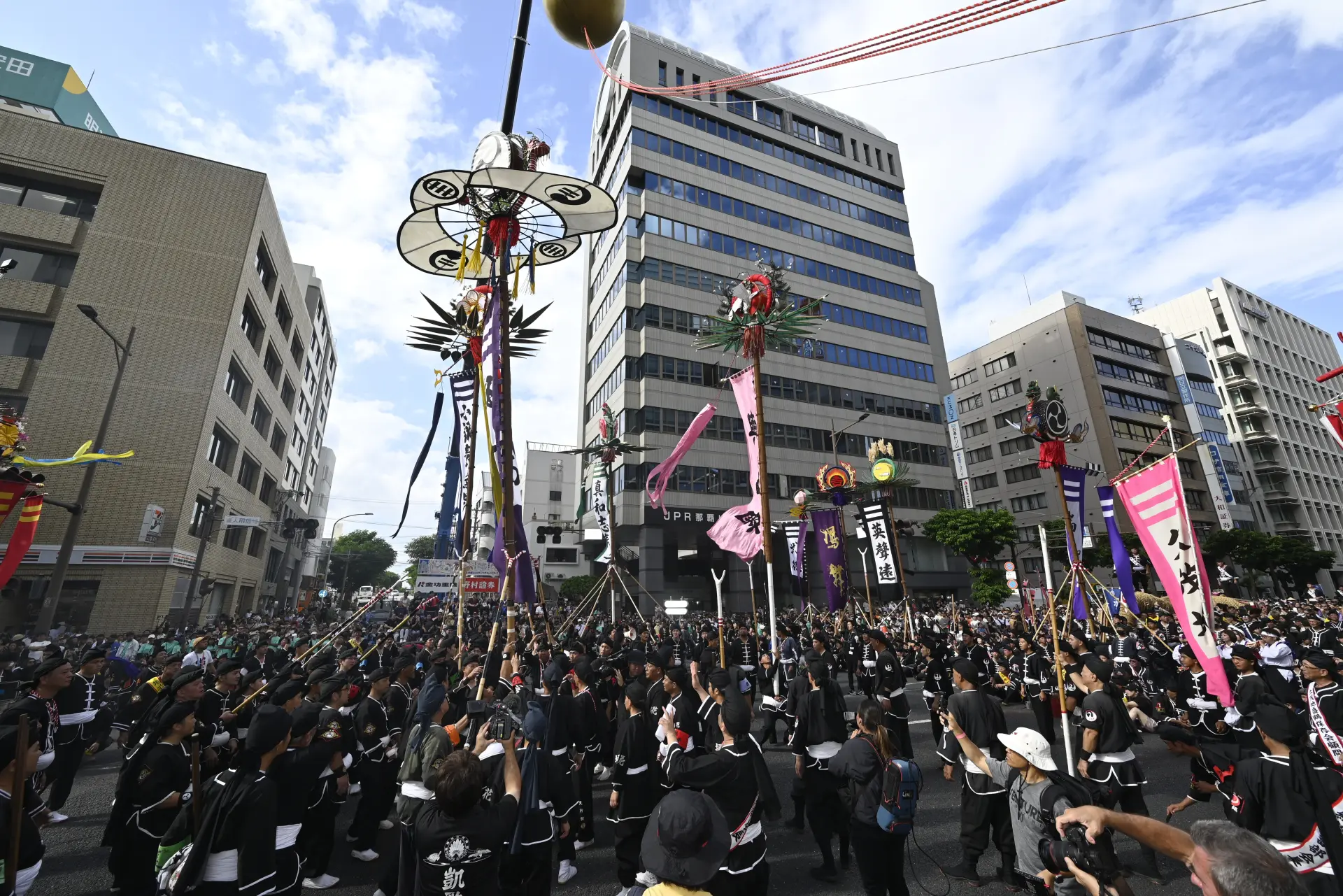 Menschenmenge an der Kumoji-Kreuzung beim Naha Ōtsunahiki