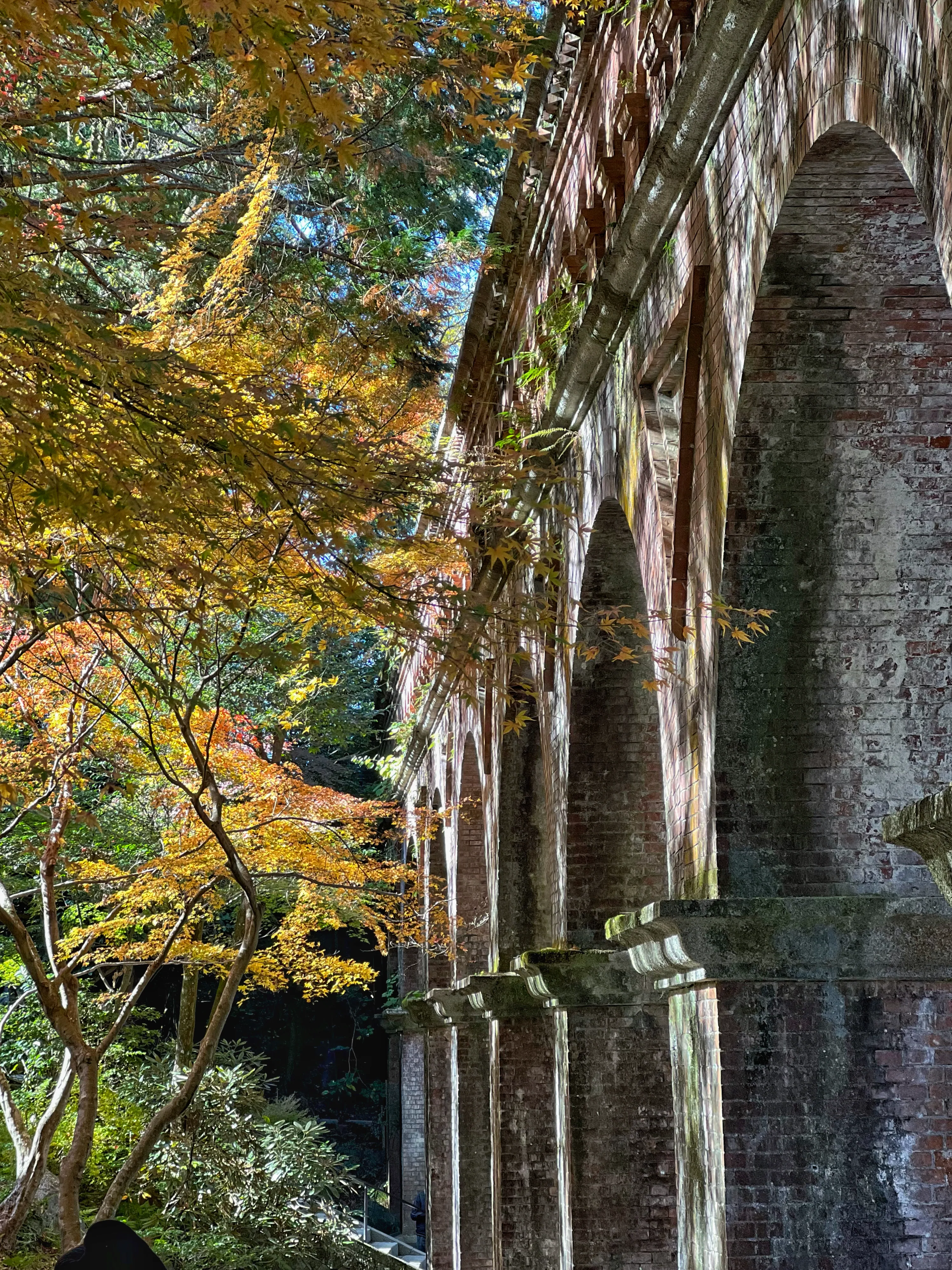 Wasserweg-Pavillon und Herbstlaub bei Nanzen-ji in Kyoto