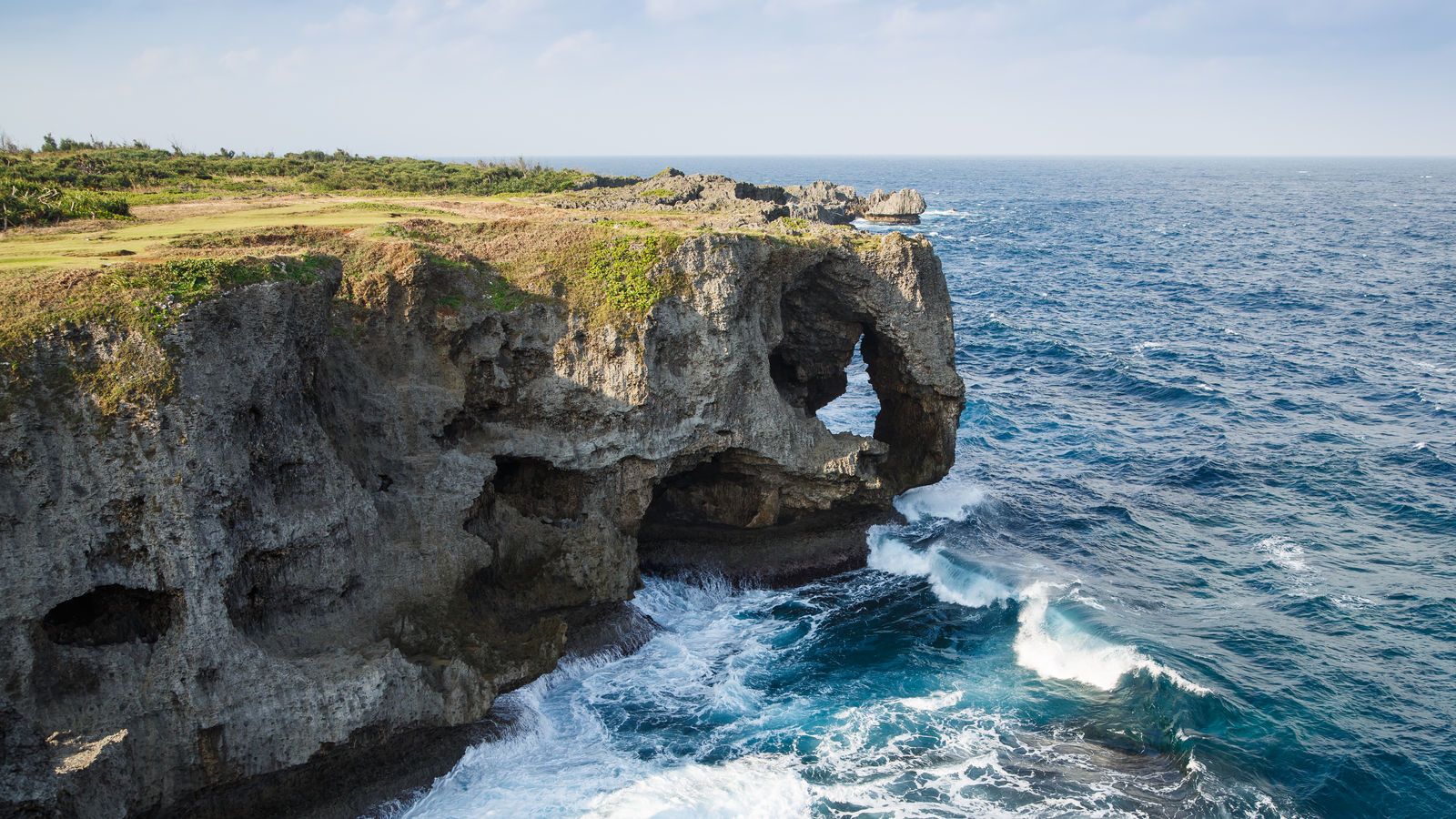 Okinawa im Juli mit Küste und Sonnenschutz