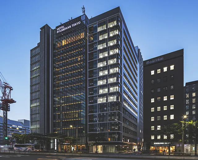 Glasfassade des Sapia Tower neben dem Bahnhof Tokio