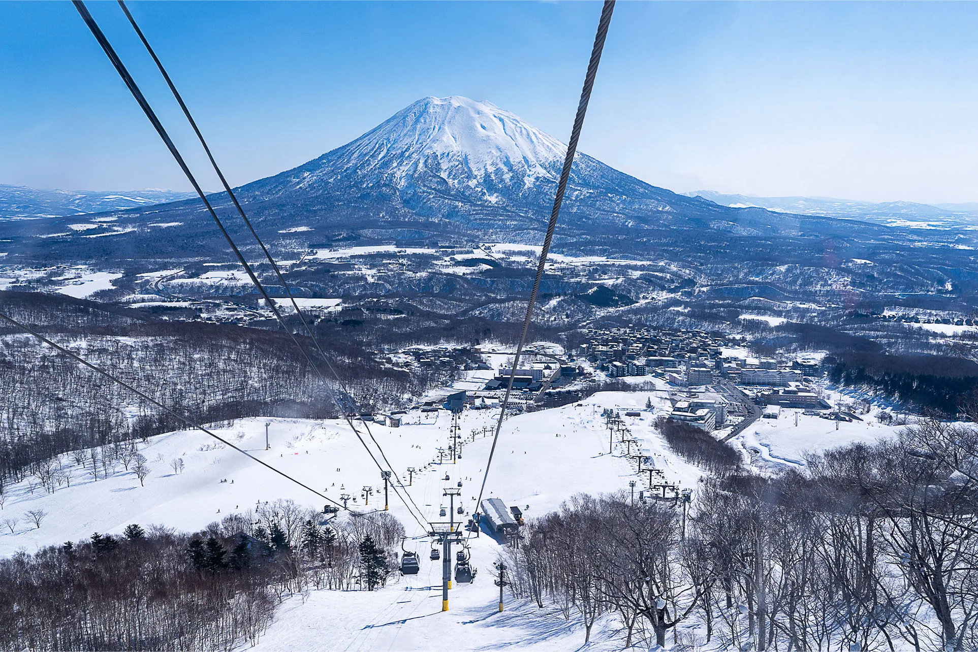 Gondel der Hanazono Symphony Gondola über einer verschneiten Skipiste