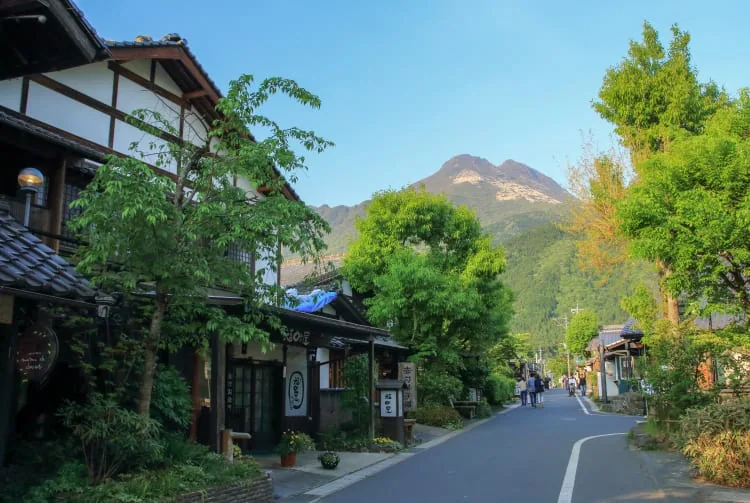 Yufuin Onsen-Strasse und Unterkünfte