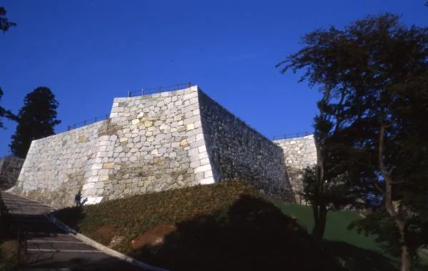 Hohe Mauer am Honmaru von Nihonmatsu Castle