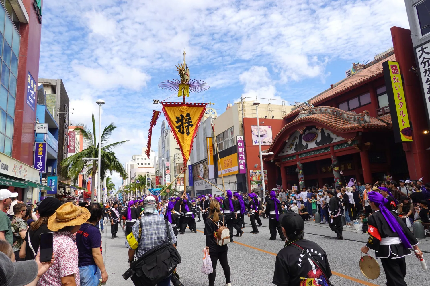 Flaggenparade des Naha Ōtsunahiki auf der Kokusai-dōri