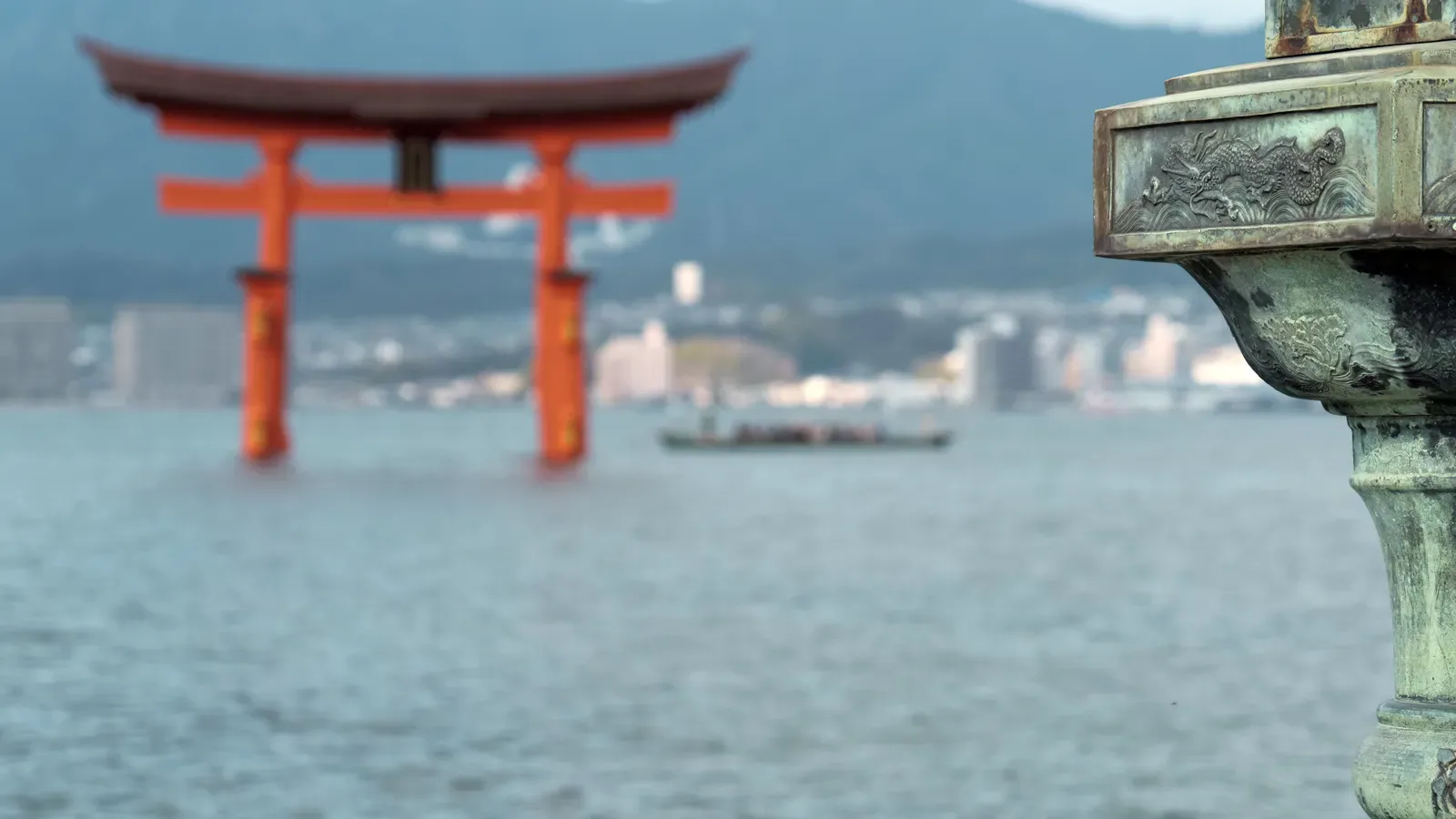 Itsukushima-Schrein und große Torii auf Miyajima
