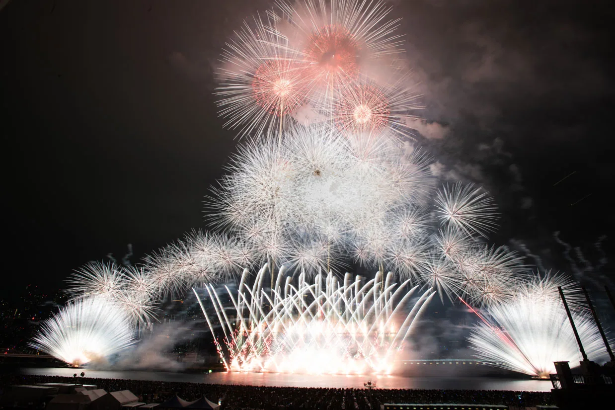 Finale des Naniwa Yodogawa Feuerwerks