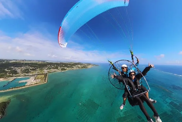 Motorisierter Tandem-Gleitschirmflug auf Okinawa