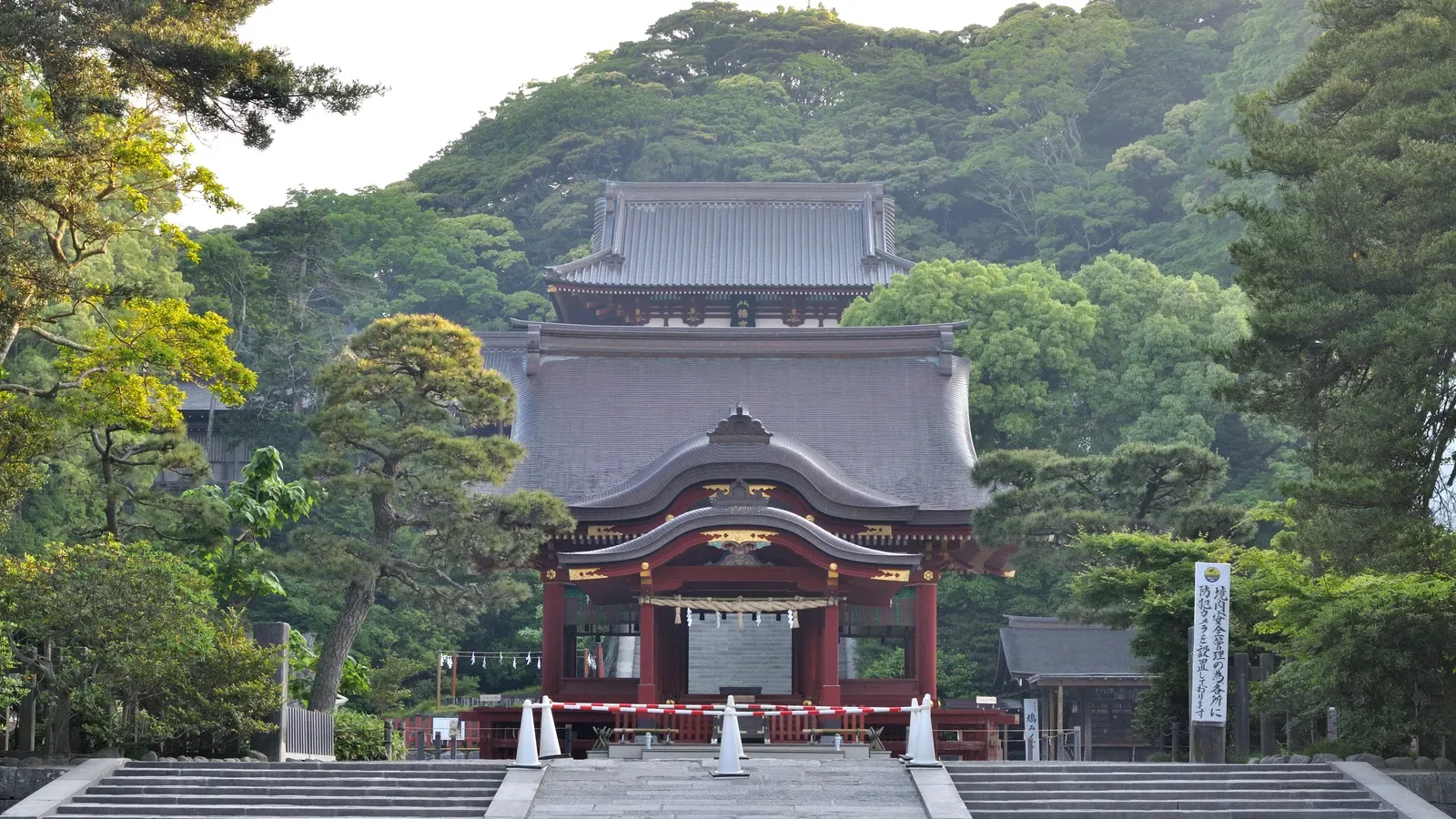 Großer bronzener Buddha von Kamakura vor blauem Himmel