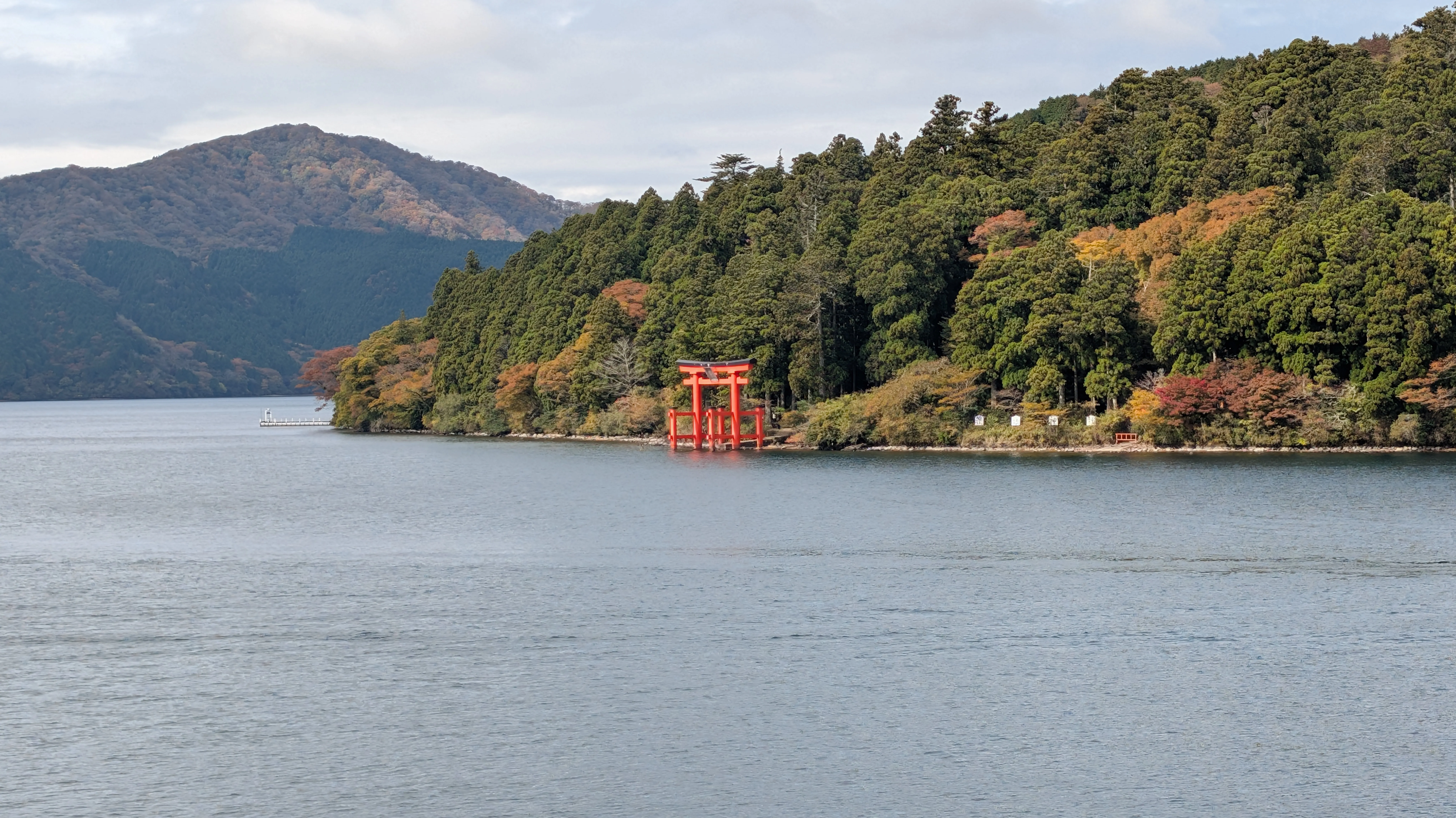 Ashi-See und Hakone-Schrein mit Torii