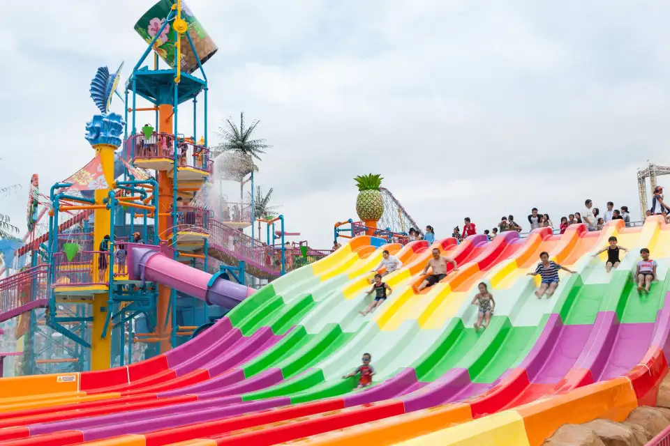 Achterbahnen und Attraktionen im Nagashima Spa Land