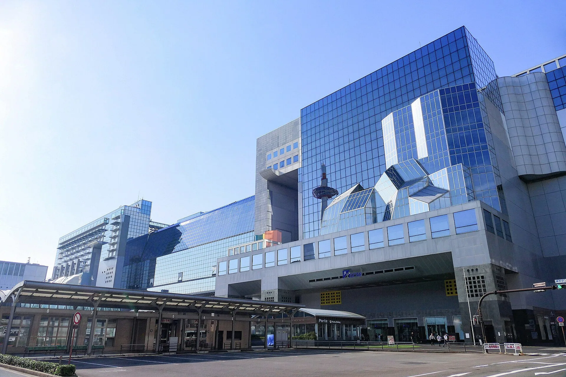 Kyoto Station oder Gion? Unterkunft nach Gepäck und Morgenroute wählen