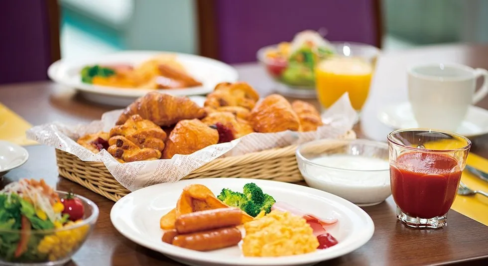 Restaurant- und Aufenthaltsbereich im Tokyo Dome Hotel