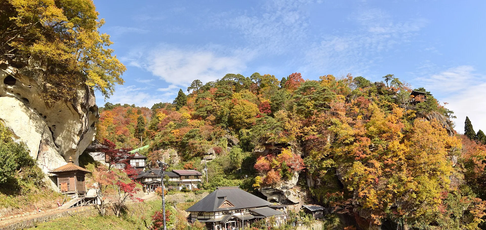 Herbsttal und Nebel in Yamadera