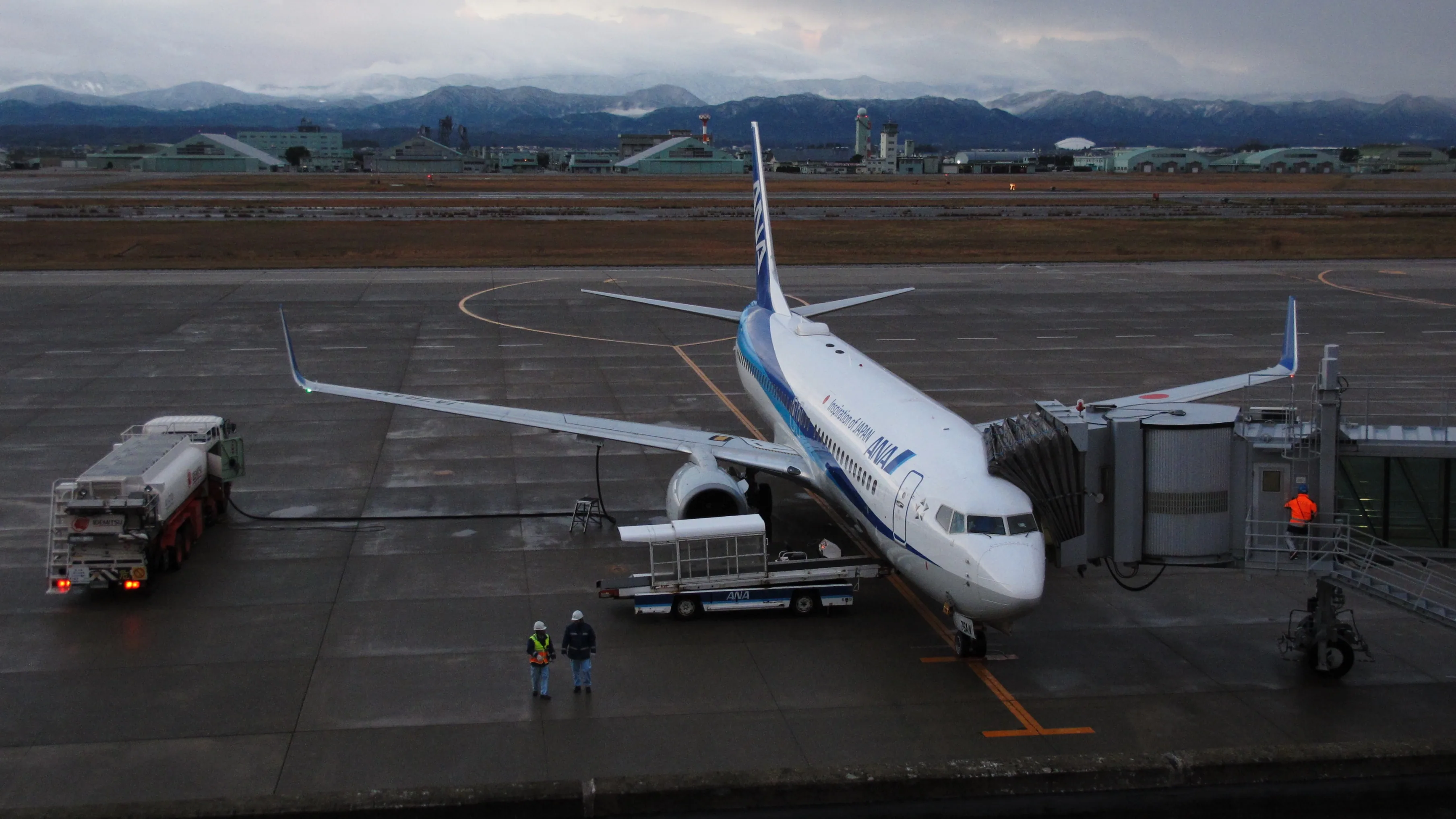 Flugzeug am Komatsu Airport