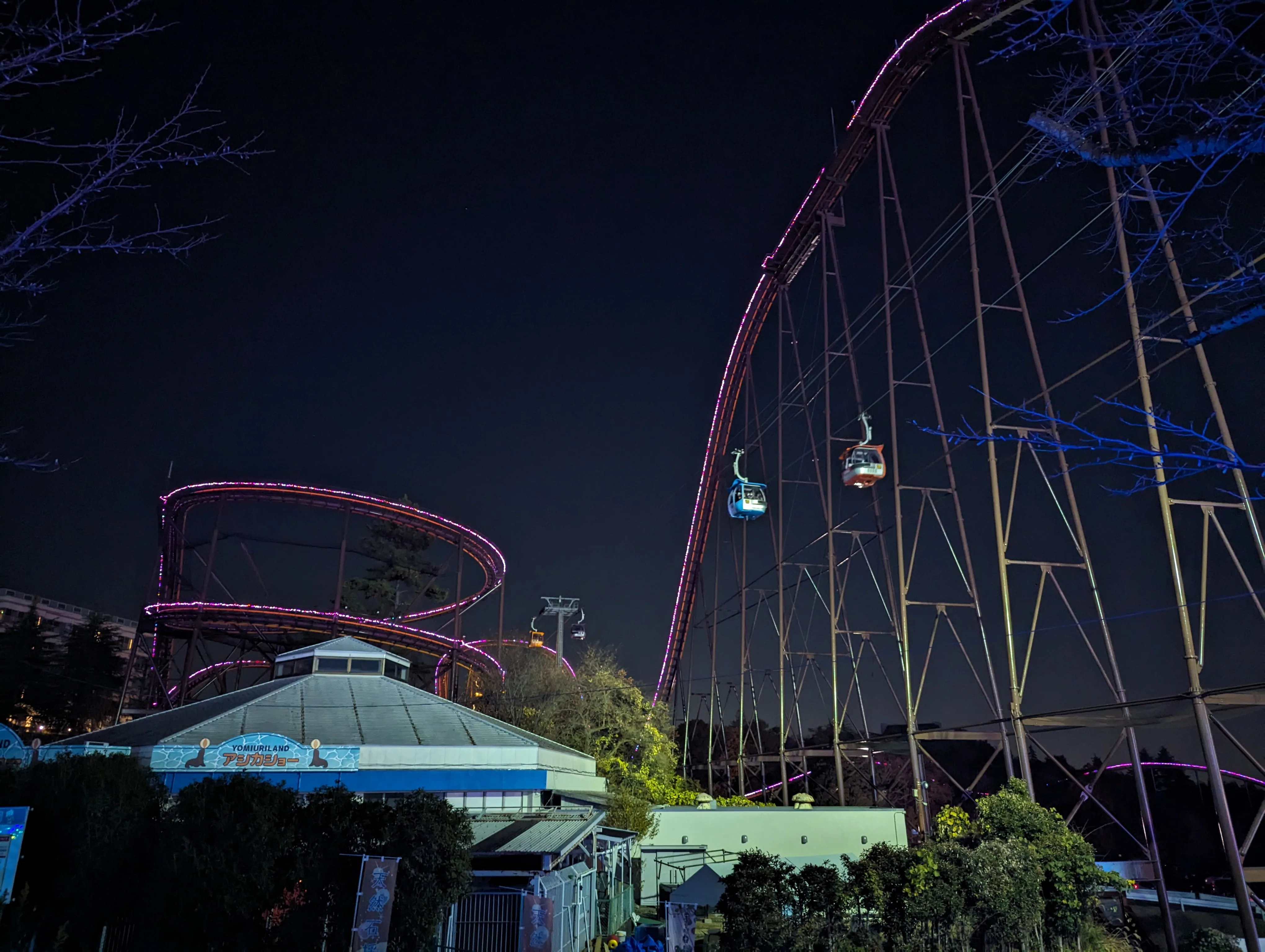 Beleuchtete Achterbahn bei Nacht
