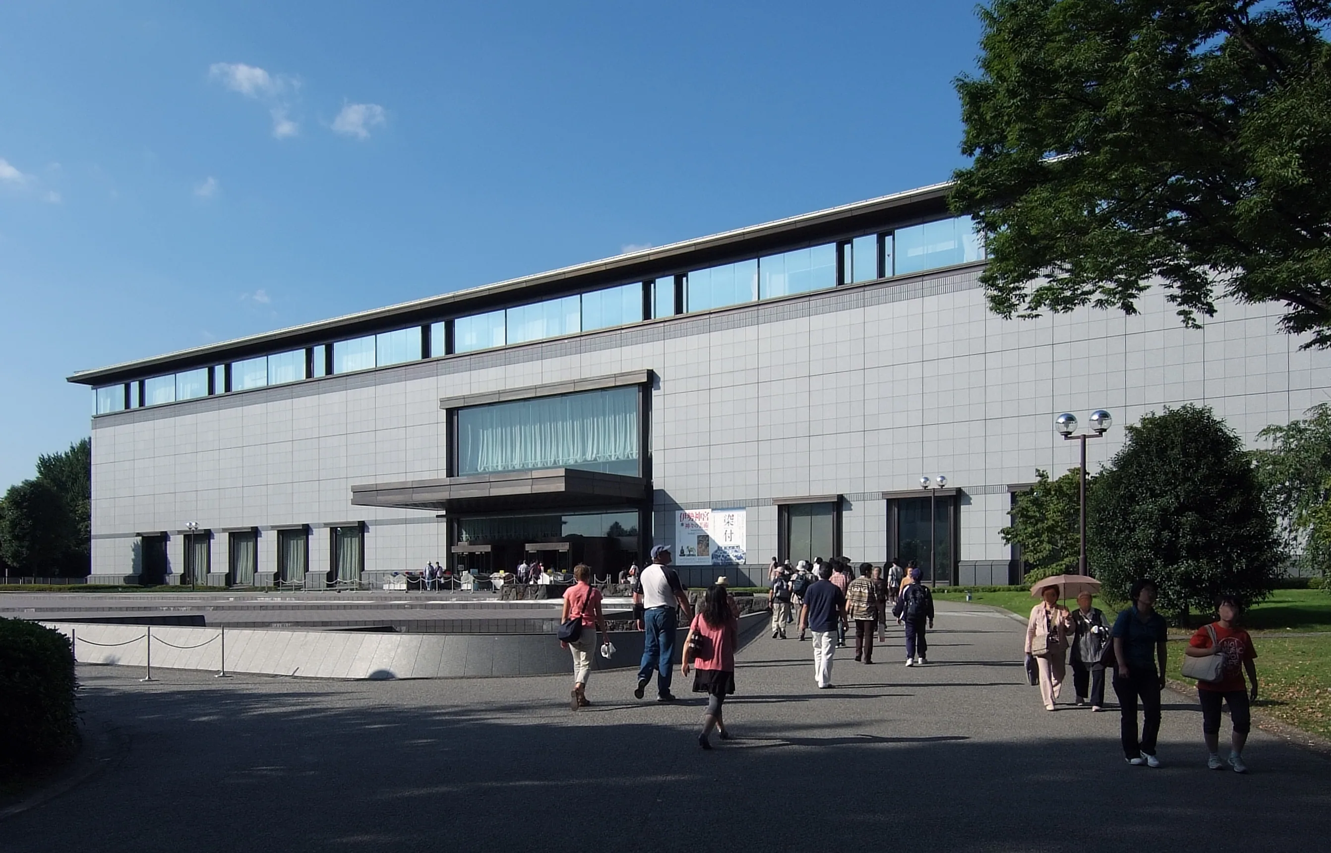 Hauptgebäude des Nationalmuseums Tokio mit Spiegelung im Teich