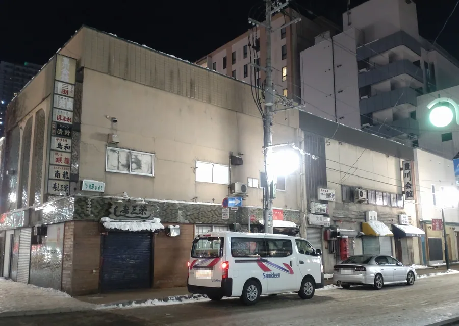 Susukino bei Nacht in Sapporo als Basis für Restaurants und späte Rückkehr