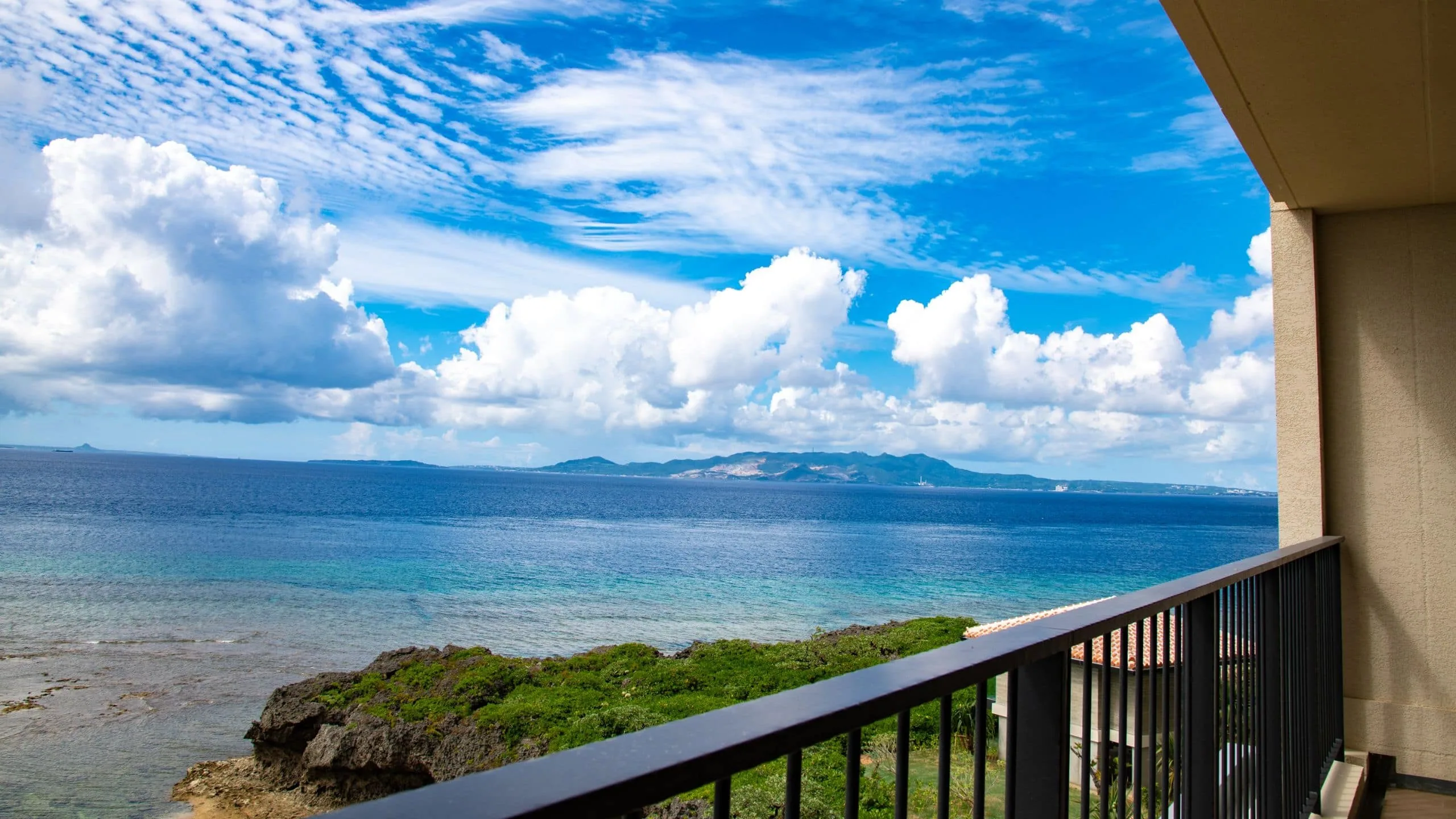 Hyatt Regency Seragaki Island Okinawa mit Balkon und Blick auf die Küste