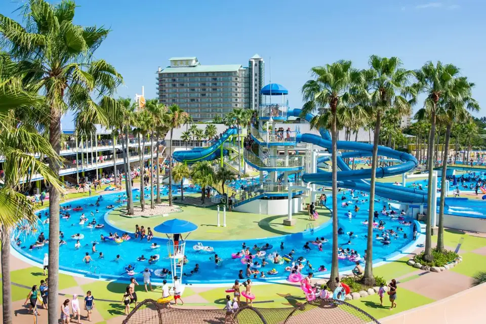 Nagashima Spa Land und Sommerbereich des Resorts