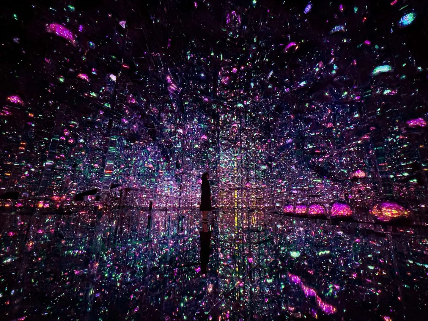 Infinite Crystal World bei teamLab Borderless mit Lichtpunkten und Spiegelungen