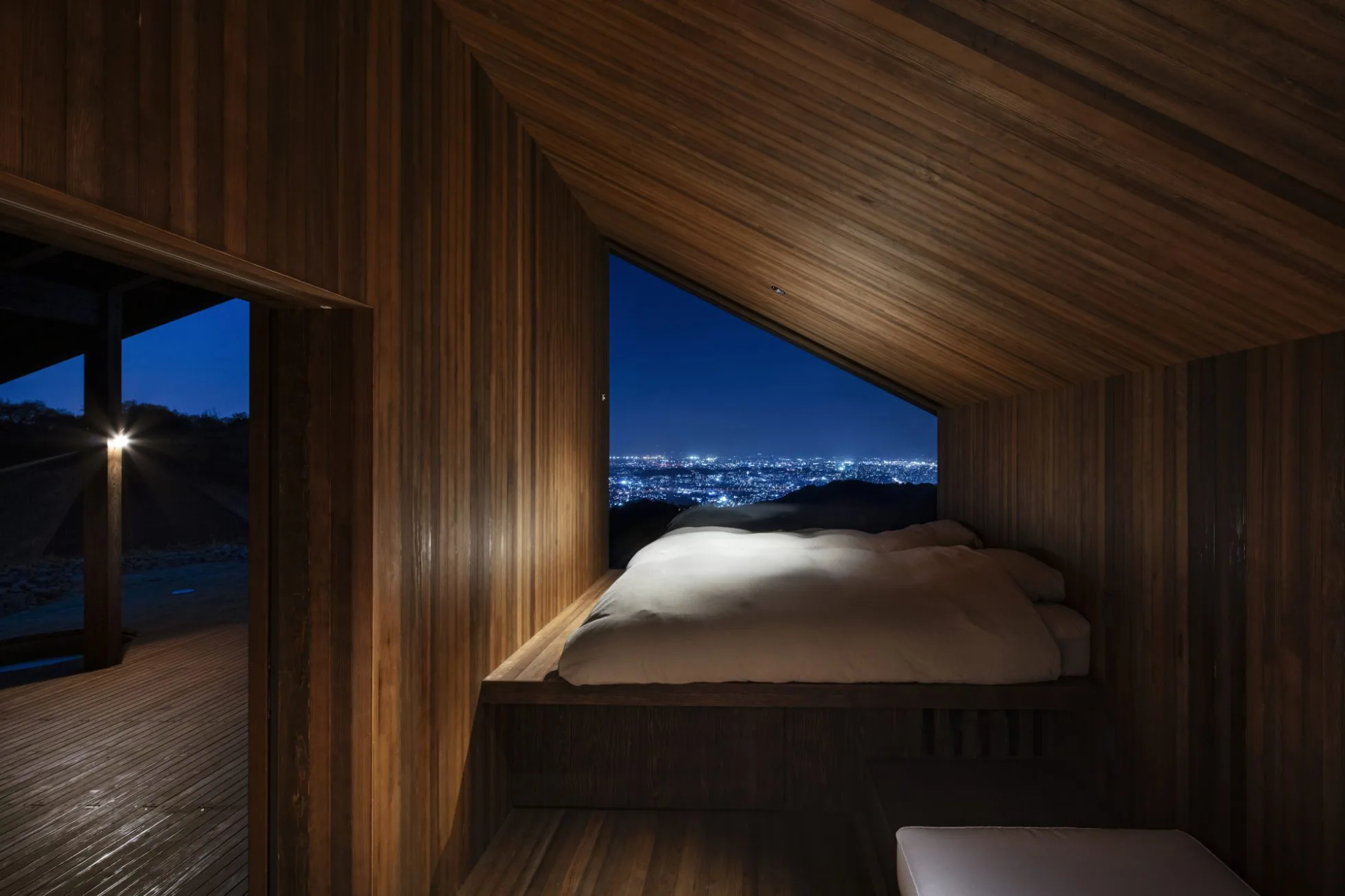 Zimmer- und Schlafbereich im Snow Peak YAKEI SUITE Aburayama