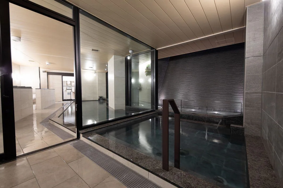 Nishitetsu Hotel CROOM Hakata Gion und Badebereich
