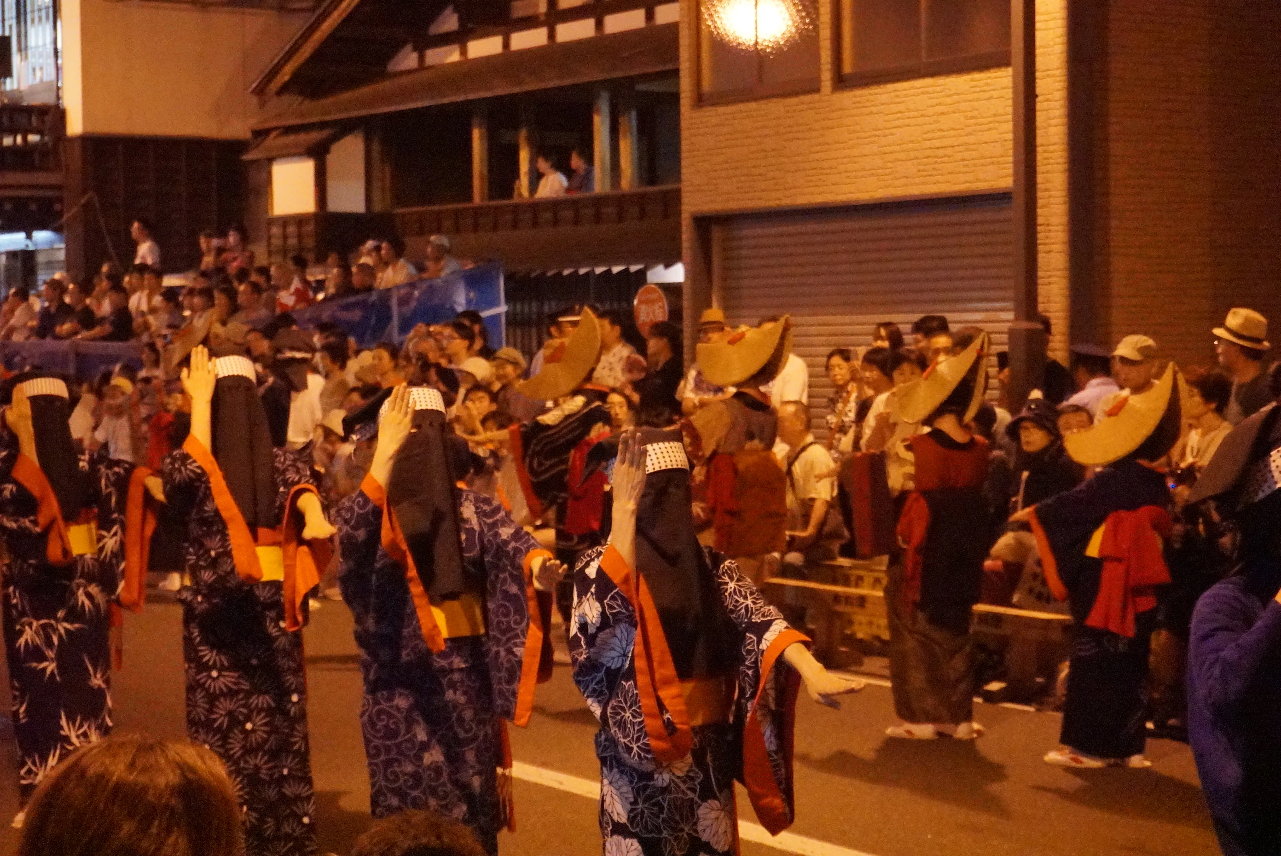 Erwachsenentänze beim Nishimonai Bon Odori nach 21 Uhr