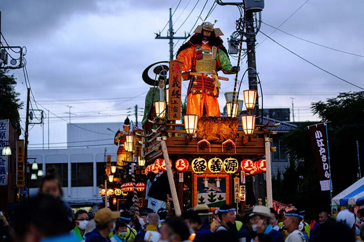Sawara Herbstfest mit beleuchteten Festwagen und grossen Figuren
