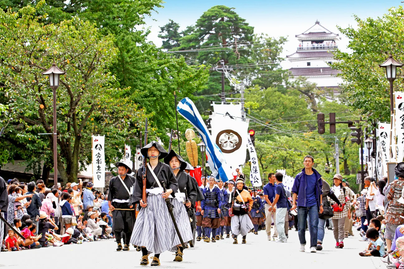 Aizu-Matsuri-Parade vor Tsuruga-jō