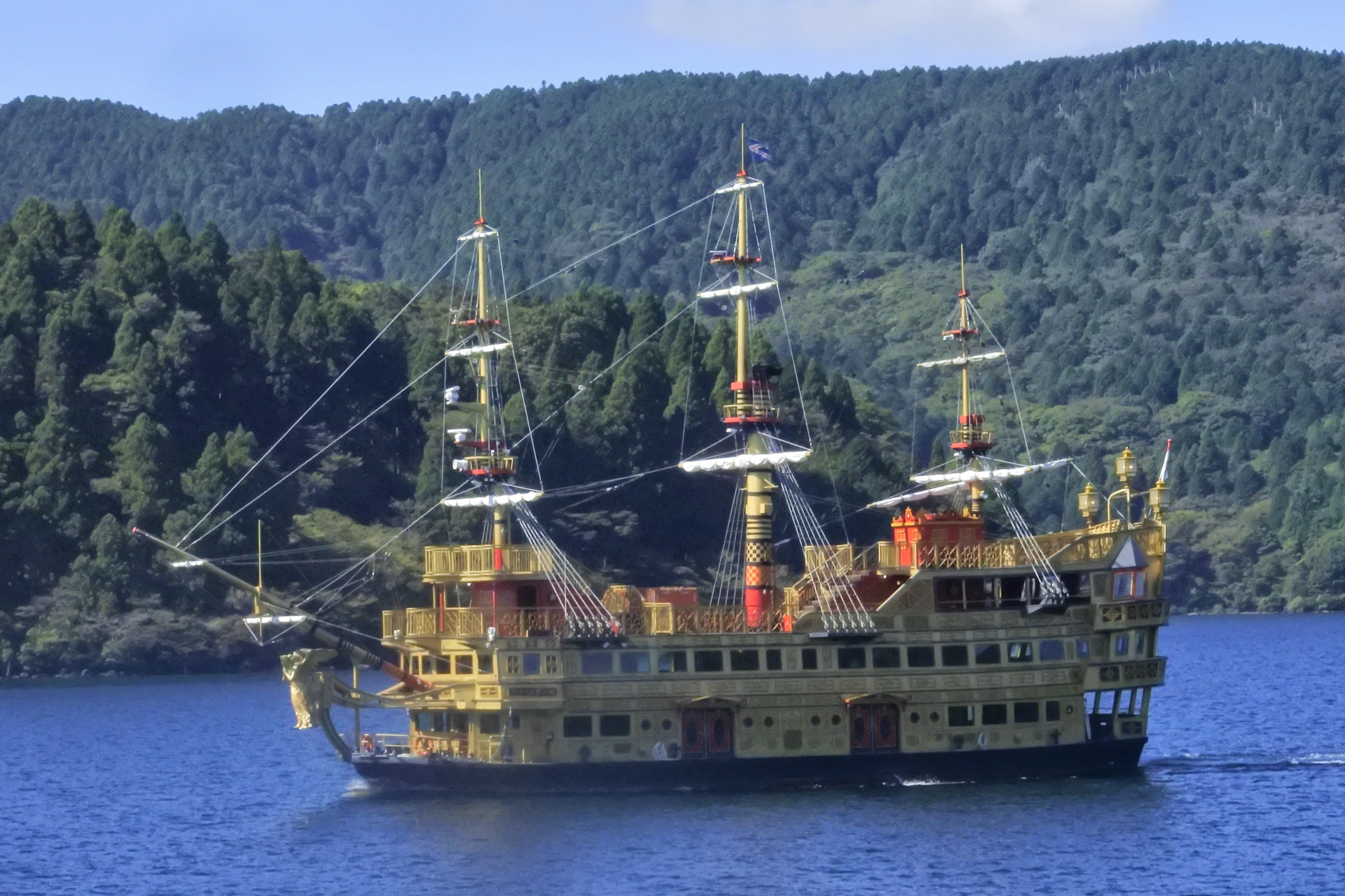 Sightseeing-Schiff auf dem Ashi-See in Hakone