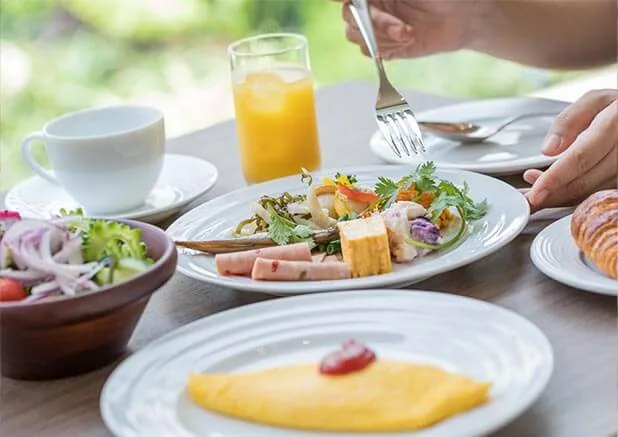Essensbereiche und Restaurants rund um die Naha-Hotels