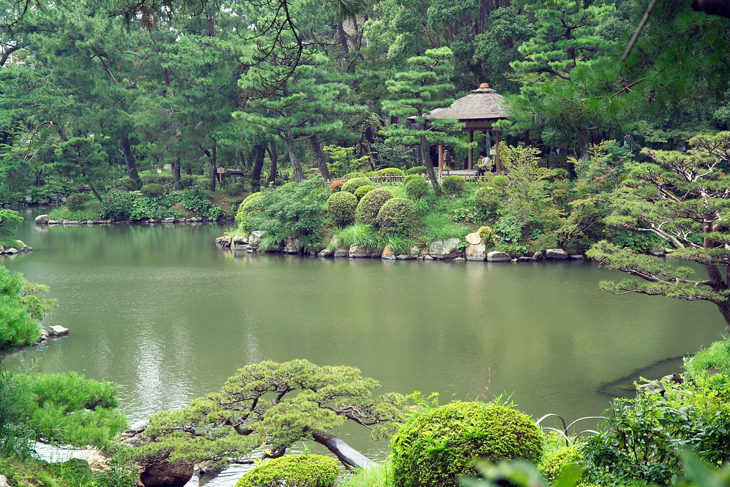 Teich und Gartenlandschaft im Shukkeien