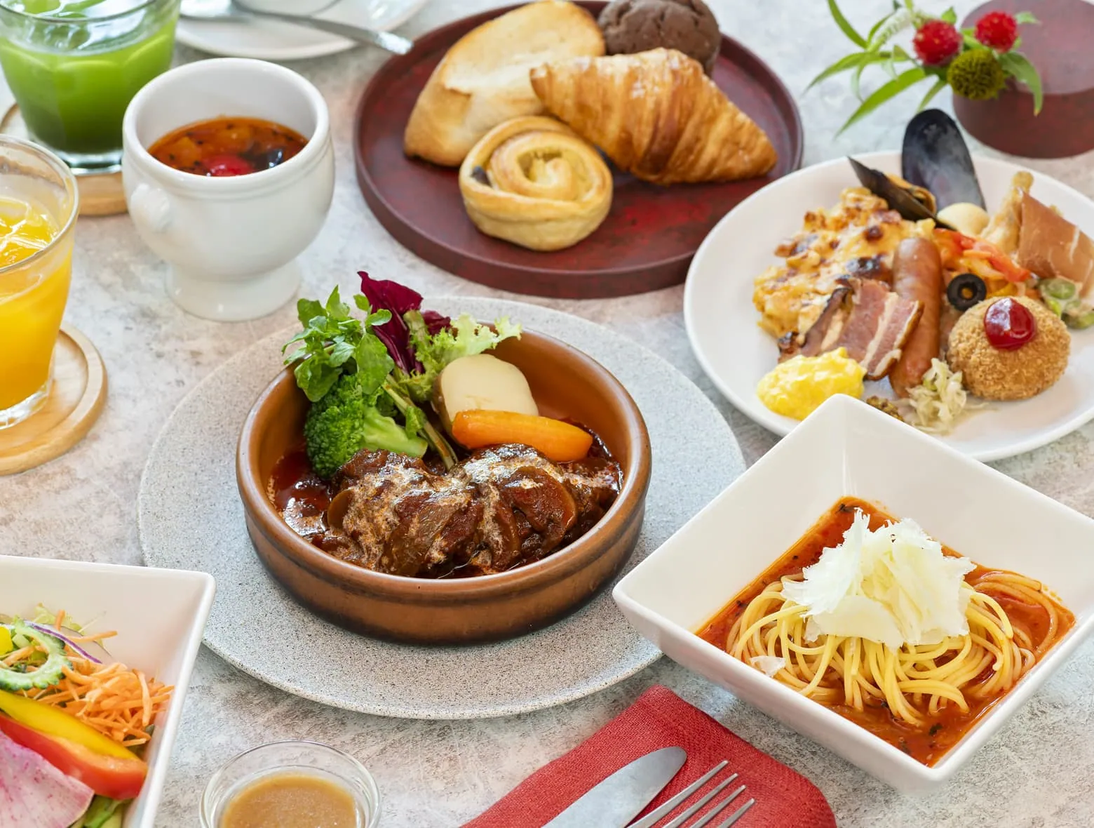 Außenansicht des Mitsui Garden Hotel Ueno an einer Straßenkreuzung