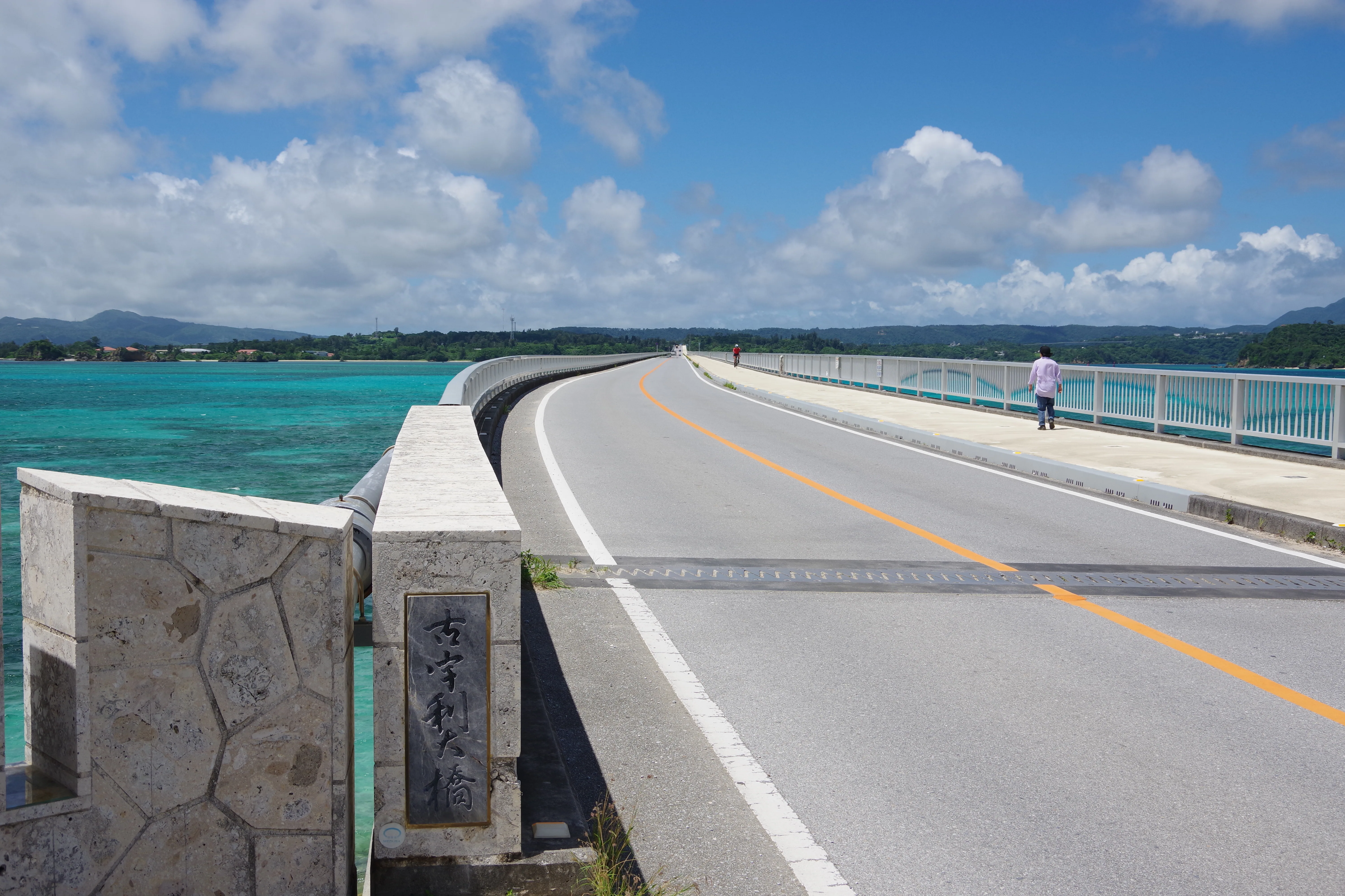 Radfahren mit Meerblick an der Kouri-Brücke auf Okinawa