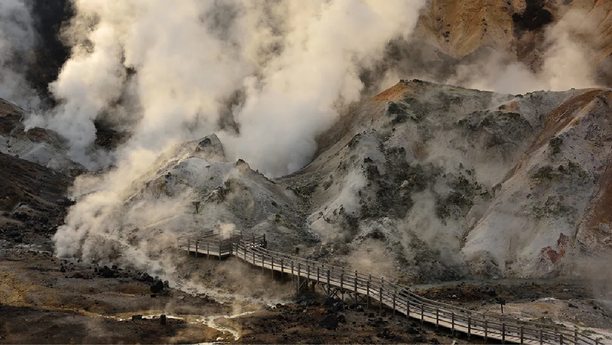Jigokudani in Noboribetsu mit Dampf und vulkanischer Landschaft