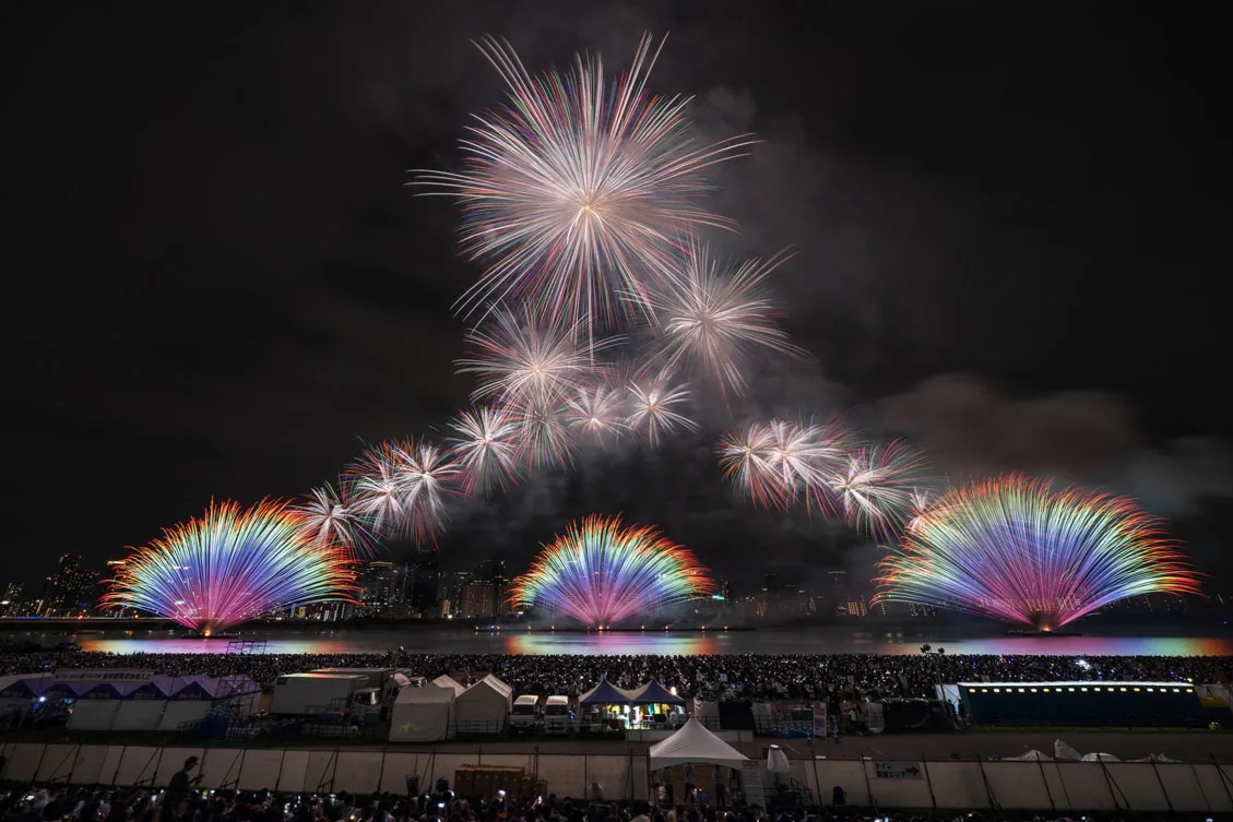 Naher Blick auf ein japanisches Feuerwerk am Yodogawa-Ufer