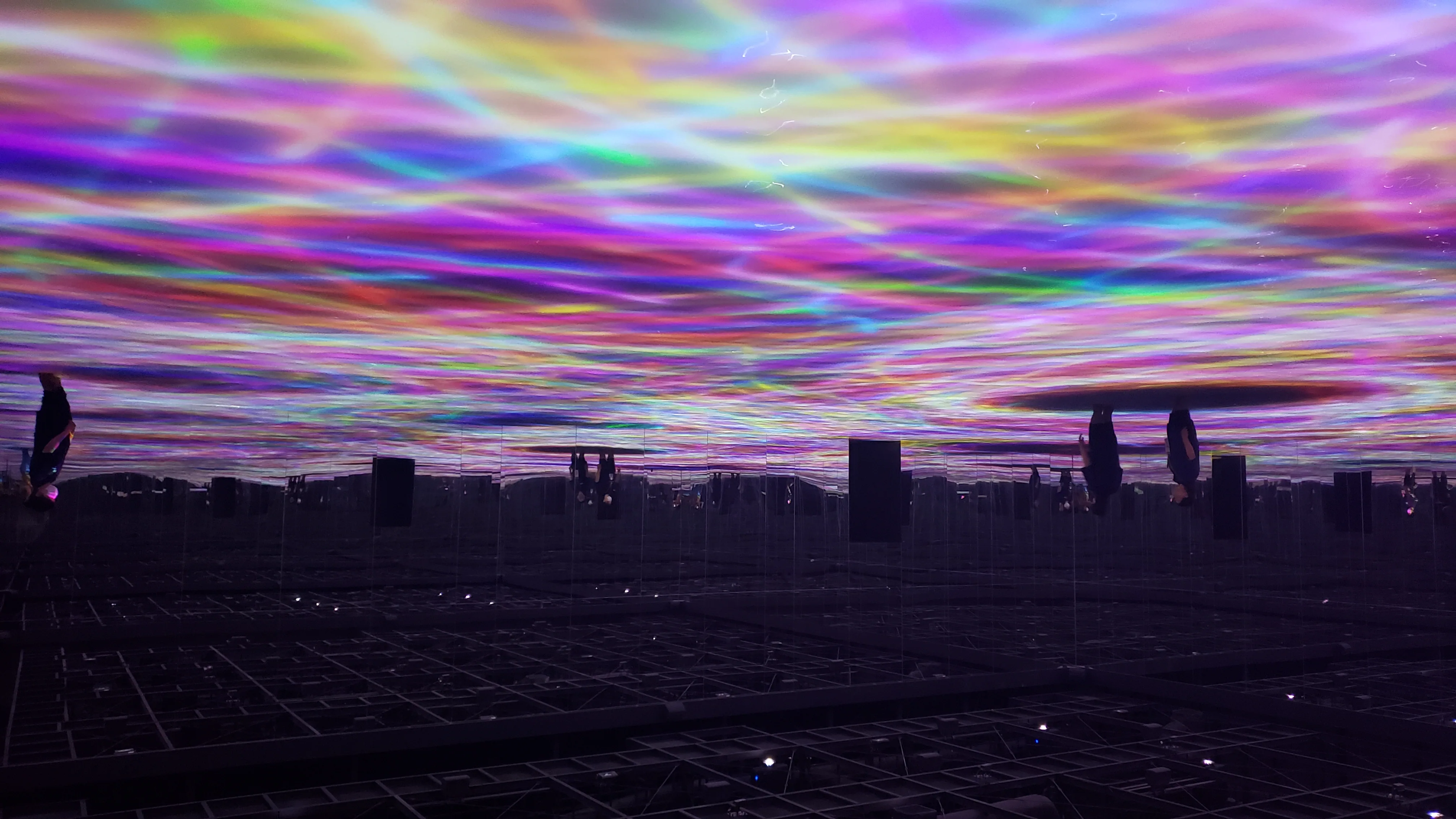 teamLab Planets TOKYO in Toyosu mit spiegelnden Innenräumen