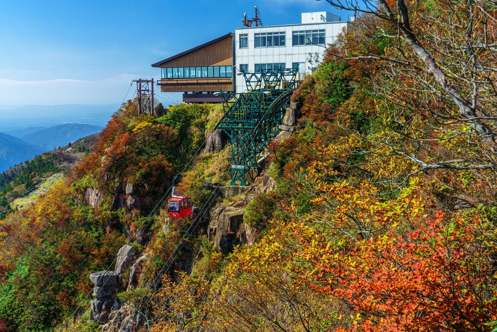 Herbstliche Wälder unter der Gozaisho-Seilbahn