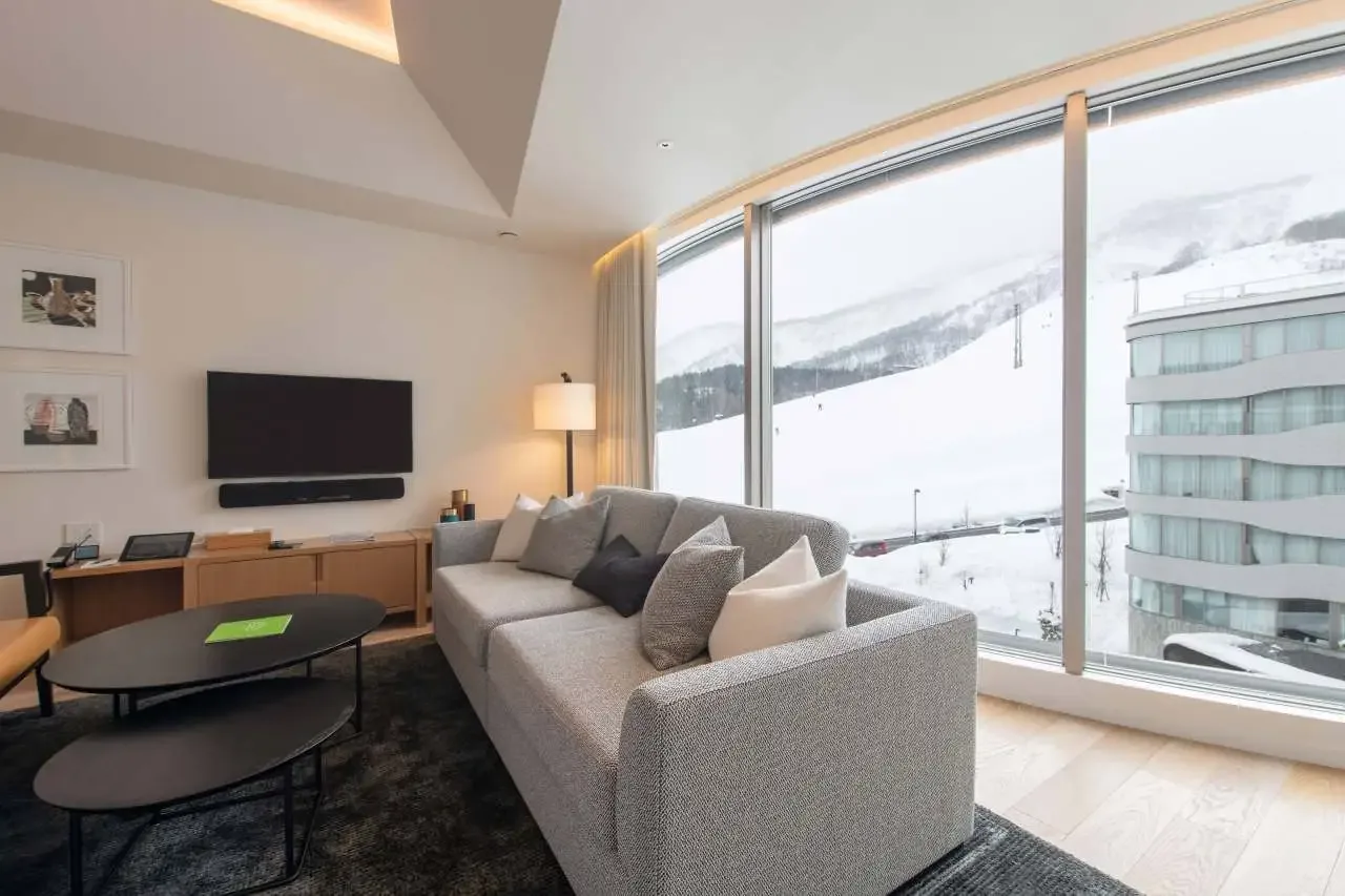 Wohnbereich einer Suite im Skye Niseko