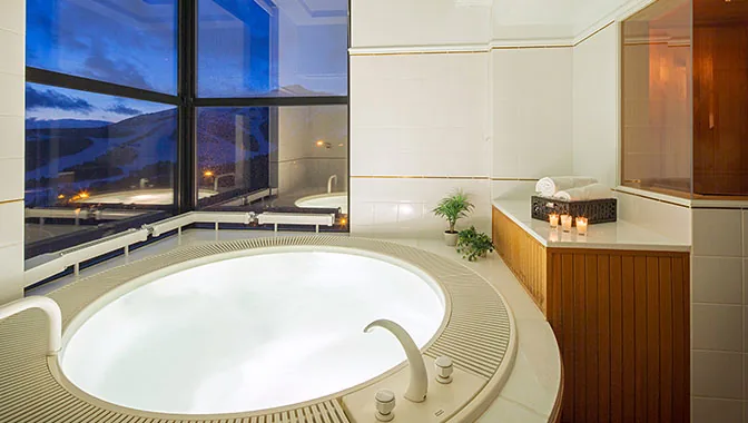 Aussichtsbad einer Suite im RISONARE Tomamu